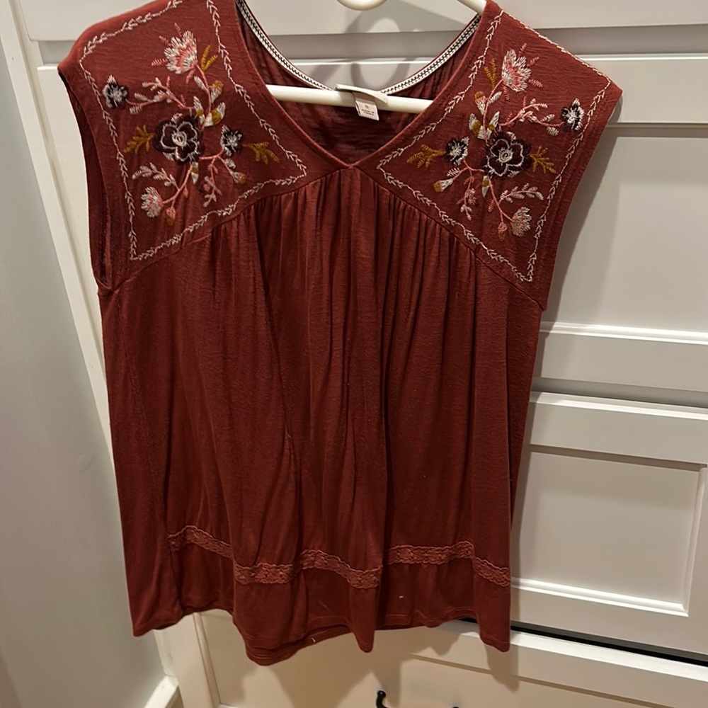 Cute lightly worn half sleeve top!!